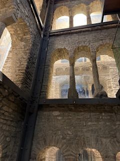 der alte Glockenturm, der vom Turm umschlossen ist.